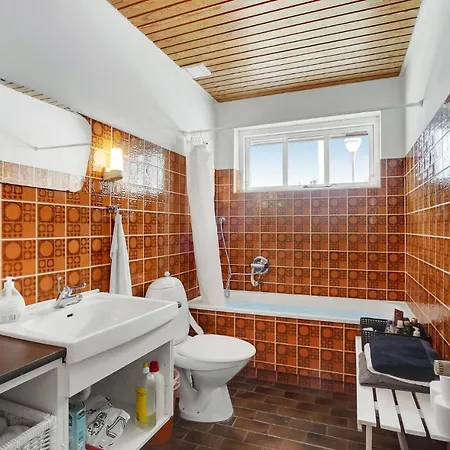 Pet Friendly In With Kitchen *
