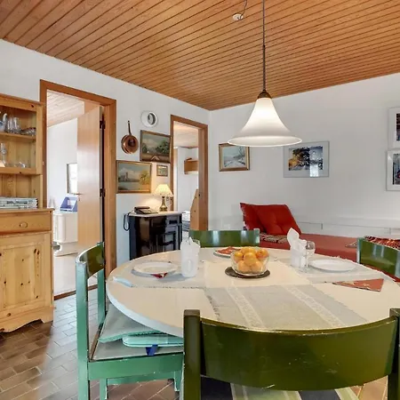 Pet Friendly In With Kitchen *