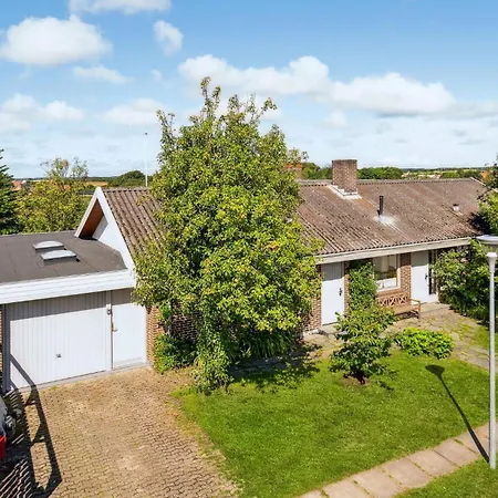 Pet Friendly In With Kitchen *